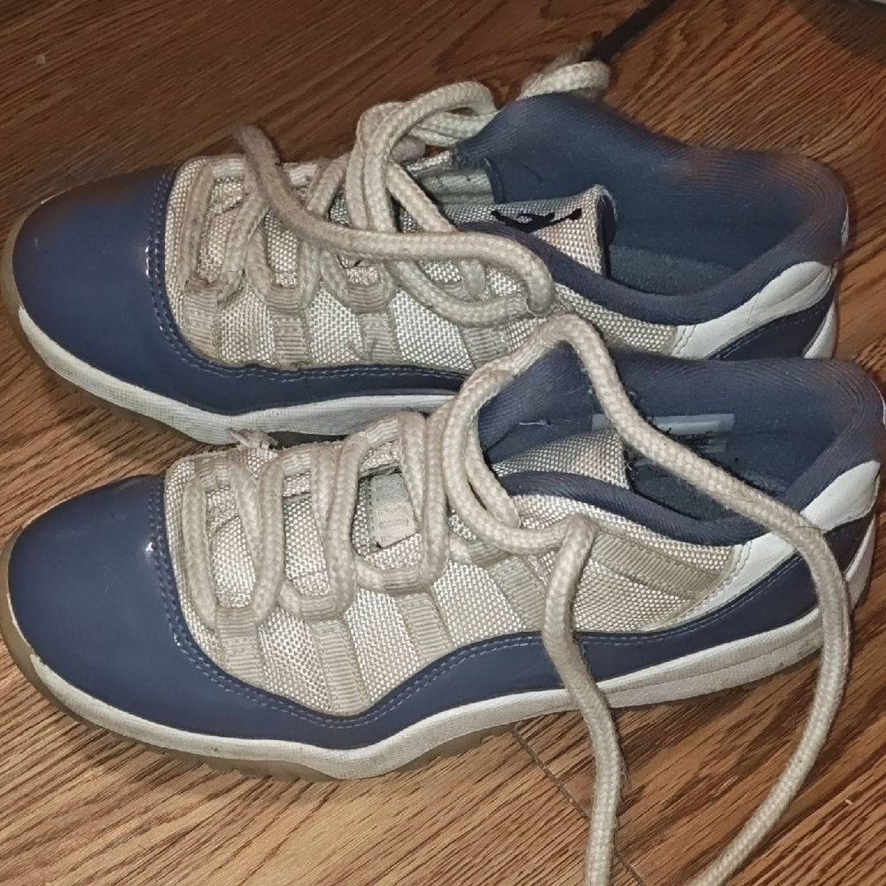 Jordan Kids Shoes in Blue and White - Picture 2 of 3